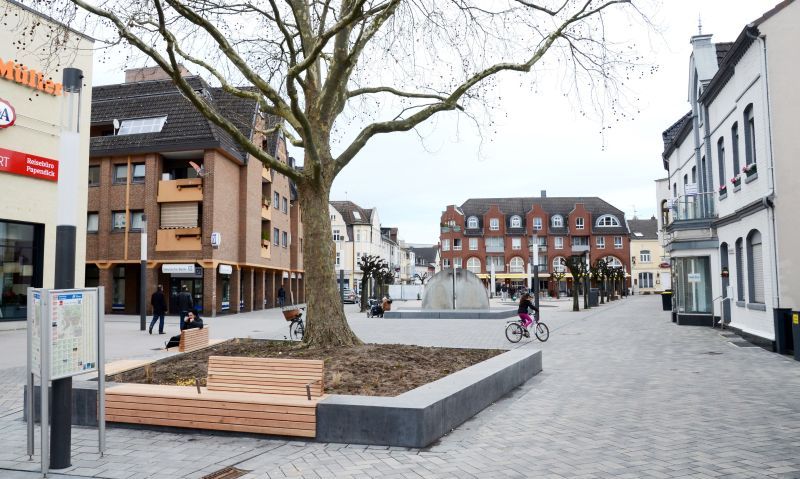 Blick auf den umgestalteten Fischerplatz mit neuen Sitzbänken.