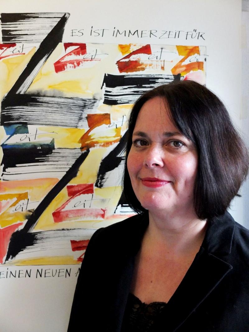 Die Troisdorfer Kalligrafin Nicola Denuell.
