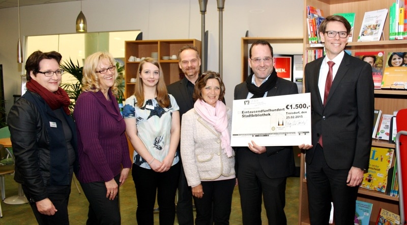 Vertreter des Rotary Clubs und der Stadtbibliothek freuten sich über Bücher für Zuwanderer.