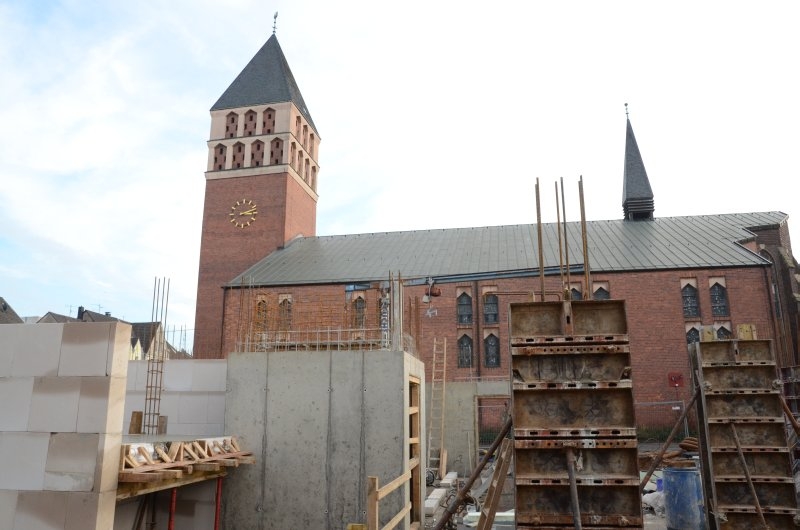 Neben der Kirche St. Hippolytus entsteht das neue Wohnprojekt.