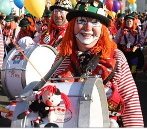 Nach dem Karnevalszug geht's mit Trumm und Pappnas in die Stadthalle. Foto: Helfer