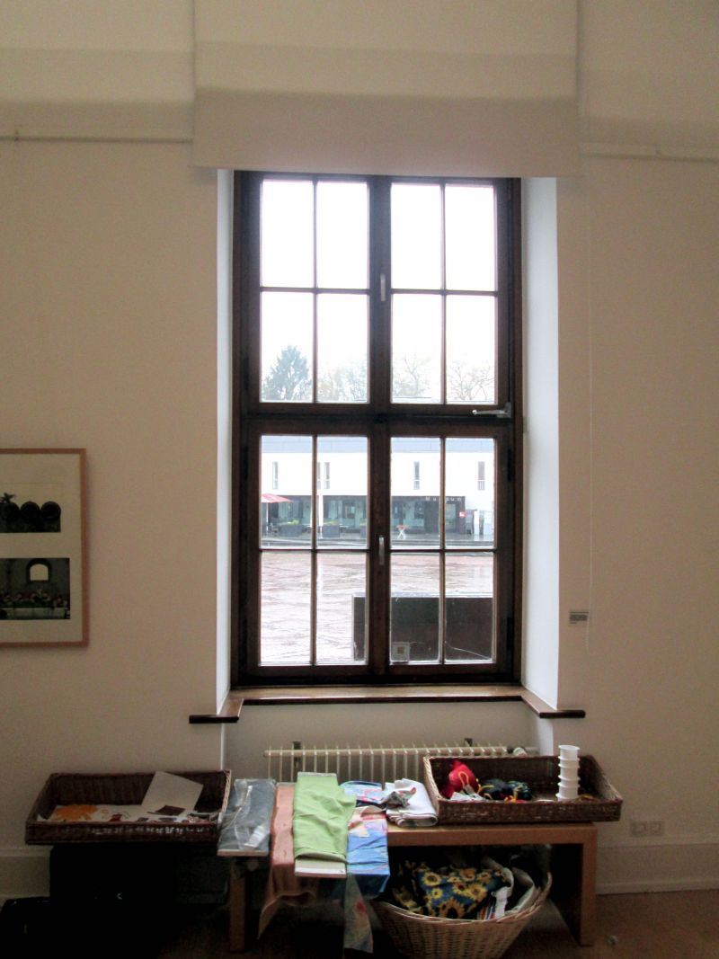 Eines der Fenster im historischen Hauptgebäude der Burg Wissem von innen.