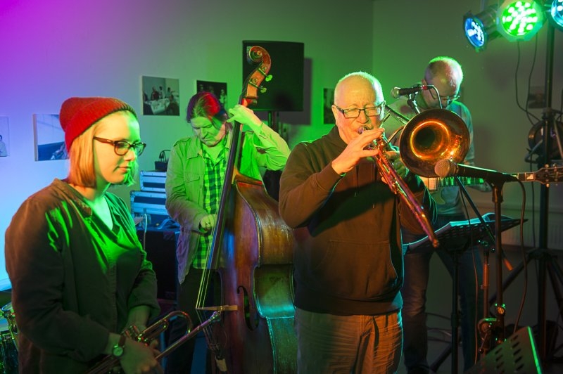 Christian Oschem und Urs Wiehager (Hausband) mit Musikern; Bildquelle: Baquet Fotodesign