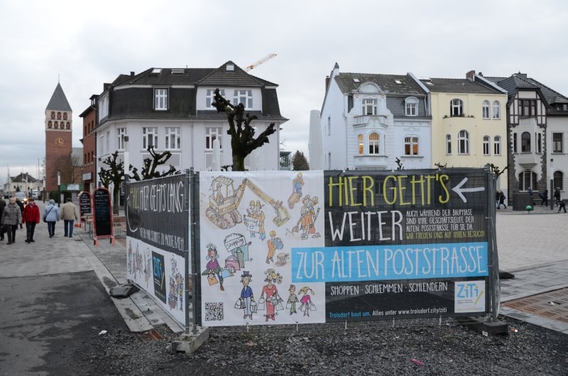 Hier geht es lang: Plakate werben für die Modernisierung der Fußgängerzone.