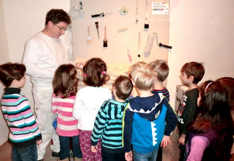 Malermeister Thomas Backhausen erläuterte den Kindern die verschiedenen Pinselarten.