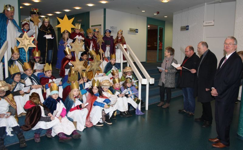 Bürgermeister Jablonski (rechts) begrüßte die Sternsinger im Rathaus.