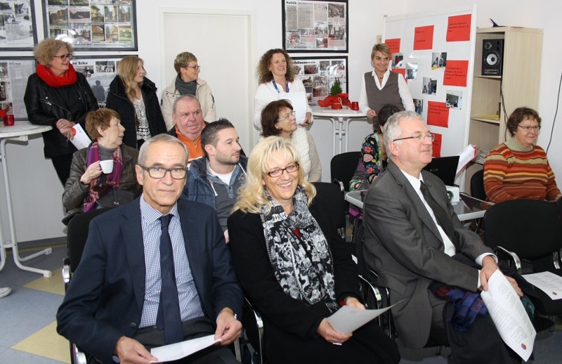 Neben vielen Bürgern informierten sich vorne v.l. Ortsvorsteher Rudolf Eich, Sozialamstsleiterin Ulrike Hanke und Bürgermeister Klaus-Werner Jablonski über die Ergebnisse der Umfrage in Troisdorf-West.
