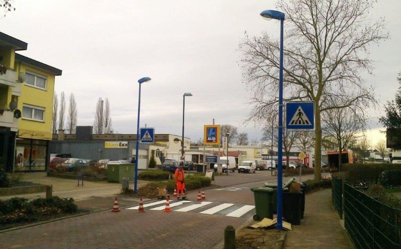 Neue Überwege sind für sicheres Überqueren auf der Mendener Straße in FWH markiert worden.