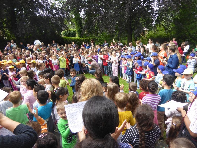 Mehr als 300 Kinder sangen zum Geburtstag des Dietrich-Bonhoeffer-Hauses.