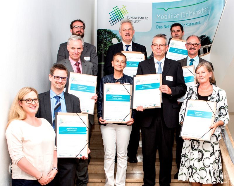 Jetzt gemeinsam im Zukunftsnetz: links die Troisdorfer Verkehrsplanerin Fee Rebbe und Amtsleiter Thomas Marner mit weiteren Vertretern aus dem Rhein-Sieg-Kreis.