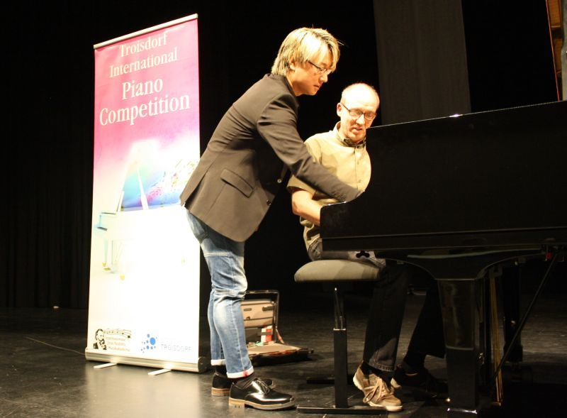 Pianist Jia Wang (links) beim Stimmen des Flügels für den Wettbewerb 2015.