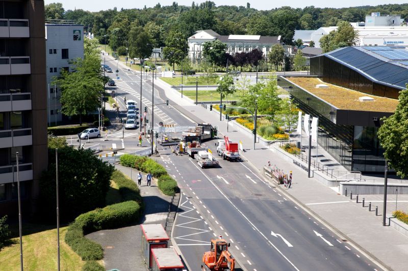 Das Teilstück der Kölner Straße wird wieder hergestellt, um es für den Verkehr freizugeben.
