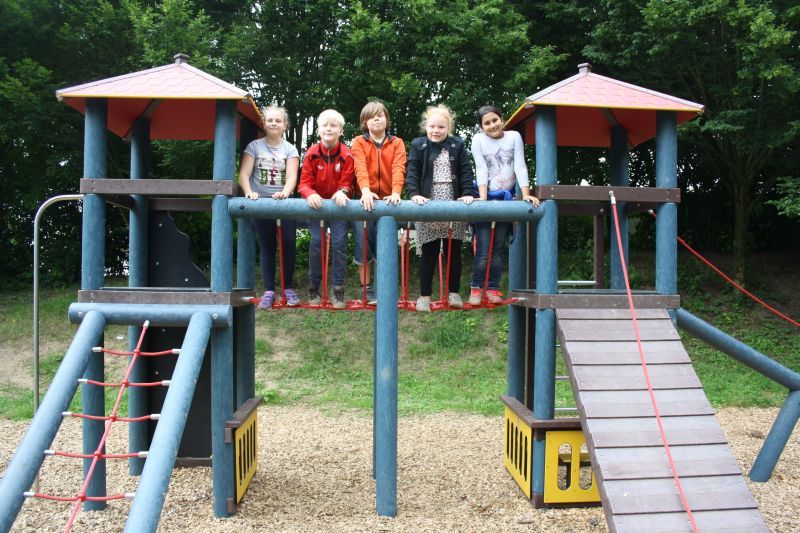 Kinder planten für Kinder ein Klettergerüst.