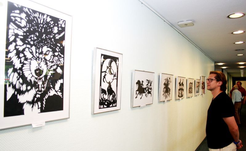 Bis September im Rathaus zu sehen: Beeindruckende Mongolische Scherenschnitt-Kunst.