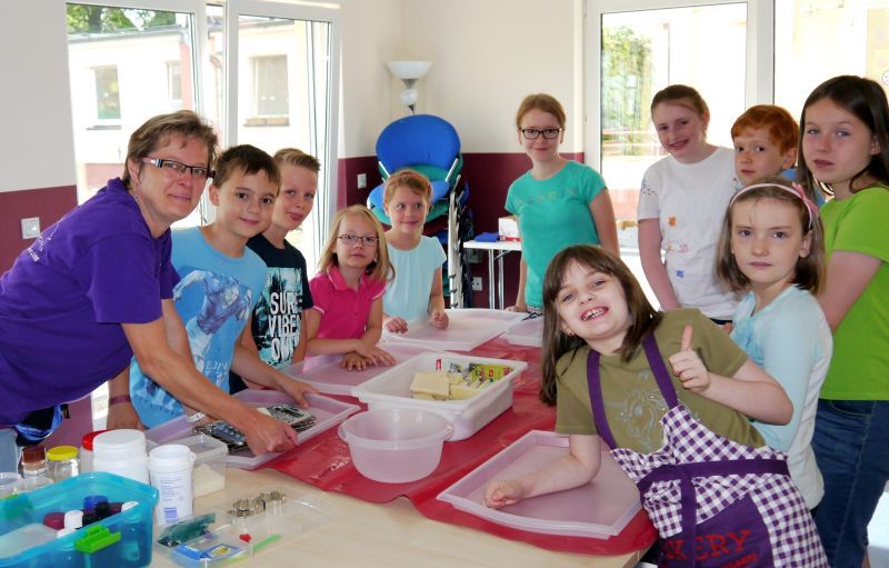 Seifen-Expertin Eva Rau (links) stellte mit den Spicher Kindern eigene Seife und Seifenblasenwunderflüssigkeit her.