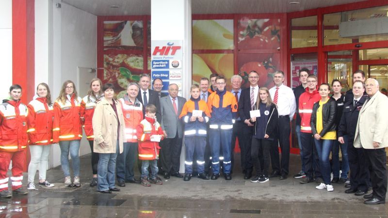 Großzügige Unterstützung: Ortsvorsteher Alfons Bogolowski (rechts) dankte allen Helfern und Spendern.