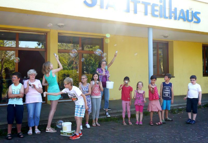 Das Stadtteilhaus an der Lahnstraße wurde unvermittelt zur Seifenblasenwunderwerkstatt.