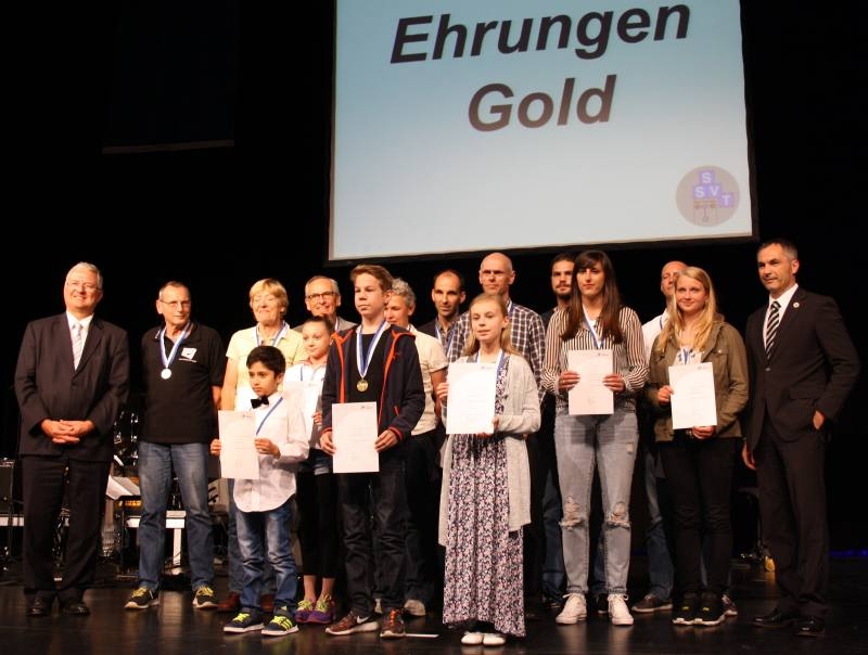 Zuletzt standen die Goldmedaillen-Gewinner auf der Bühne mit Bürgermeister Klaus-Werner Jablonski (links) und Dirk-Ulrich Lauer (rechts).