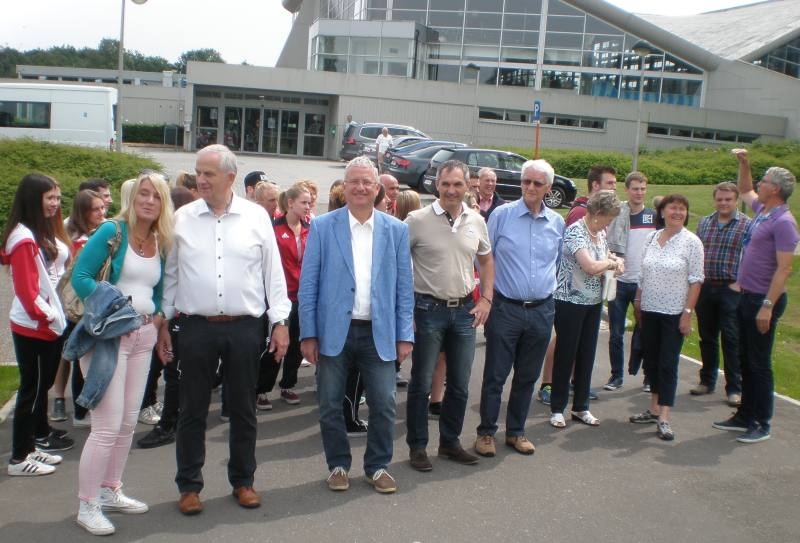Ankunft im Genker Sportpark: 2.v.l. Jean Bieghs, Vorsitzender des Sportrats Genk, daneben Bürgermeister Klaus-Werner Jablonski und Dirk-Ulrich Lauer, Vorsitzender des Stadtsportverbands Troisdorf.