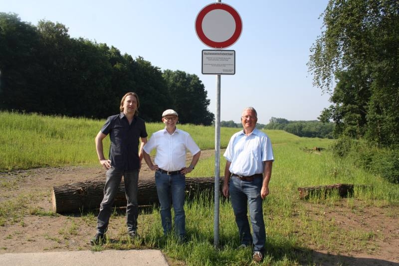 Bürgermeister Klaus-Werner Jablonski (rechts) inspizierte den Siegdeich.