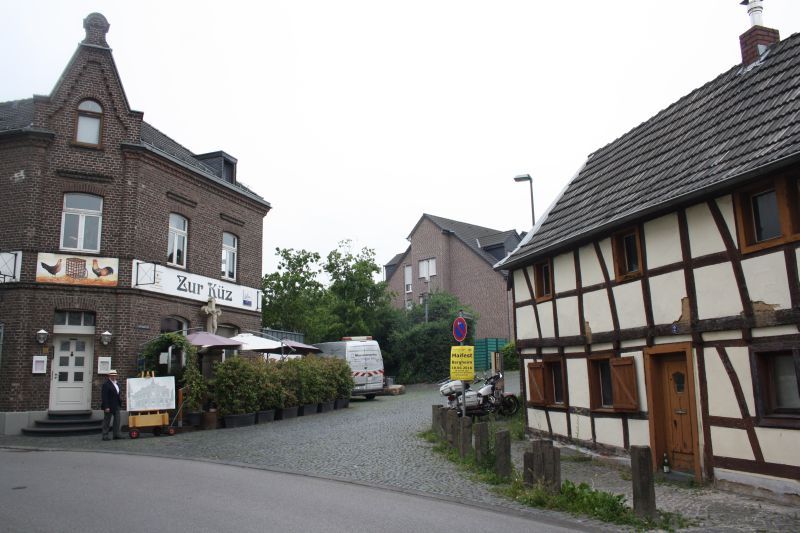 Die Gaststätte Zur Küz in Sieglar, rechts das Gebäude des früheren Lokals.