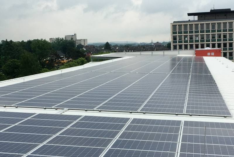 Solaranlage auf dem Dach des neuen Parkhauses an der Stadthalle.