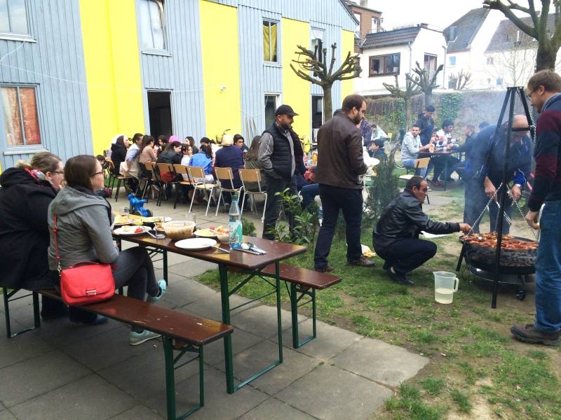 Entspannter Grill-Nachmittag gemeinsam mit Asylsuchenden am Haus Oberlar.
