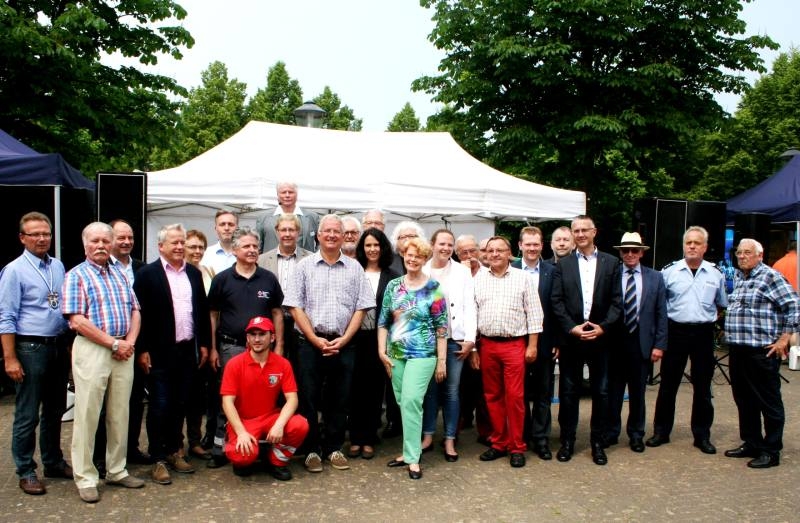 Freude über ein gelungenes Fest: rechts Ortsvorsteher Alfons Bogolowski mit Ehrengästen, in der Mitte Bürgermeister Klaus-Werner Jablonski und Ortsvorsteherin Gisela Günther.
