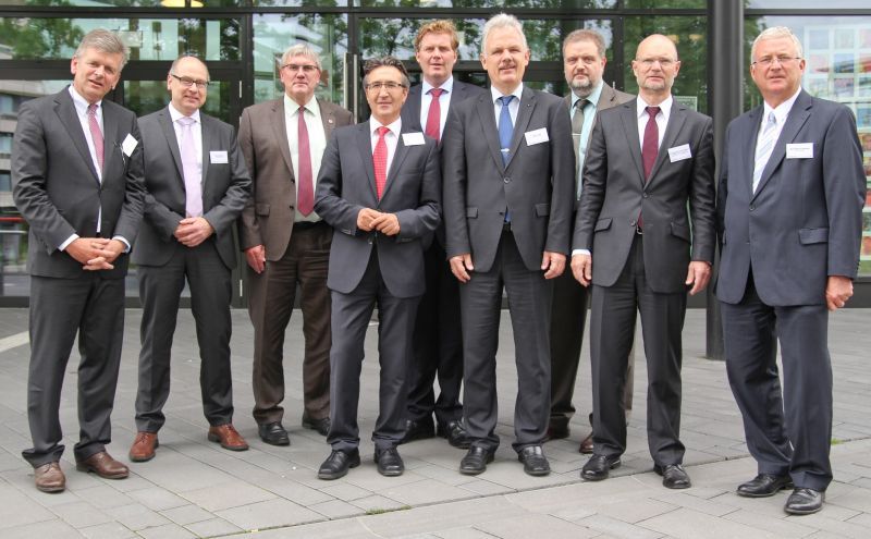 Bürgermeister Klaus-Werner Jablonski (rechts) begrüßte die Teilnehmer der Konferenz über Wohnungsbau.