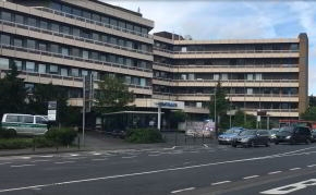 Polizeiwagen vor abgesperrtem Rathaus