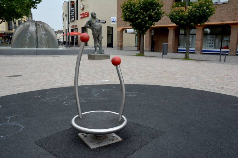 Können nun bei Veranstaltungen abmontiert werden: Die wieder aufgestellten Spielgeräte auf dem Fischerplatz.