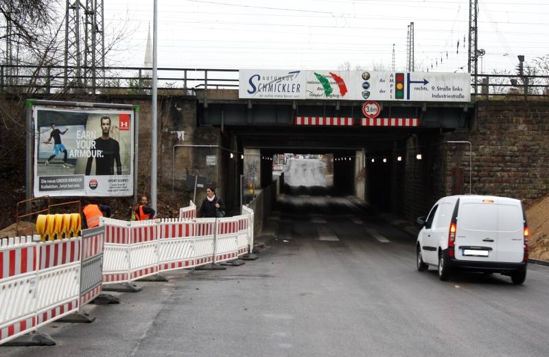 Geöffnet trotz restlicher Bauarbeiten: die Bahnunterfühung Sieglarer Straße.