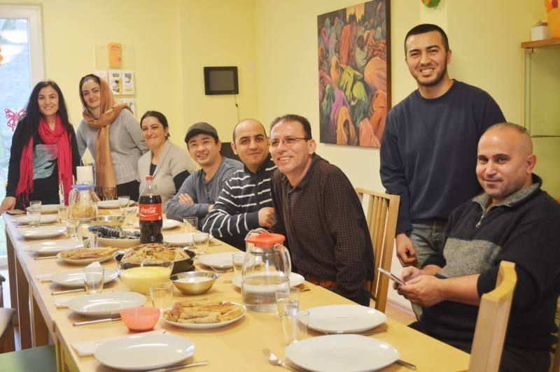 Leckeres Essen an festlicher Tafel im Mehrgenerationenhaus.