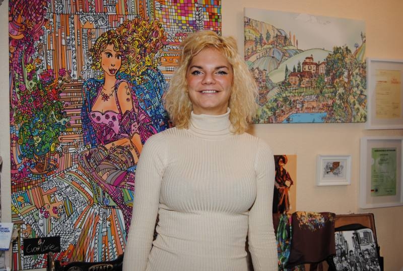 Die Künstlerin Eva-Marie Loesgen unterstützt mit ihren Zeichnungen die ZiTi-Kampagne zur Erneuerung der Troisdorfer Innenstadt.