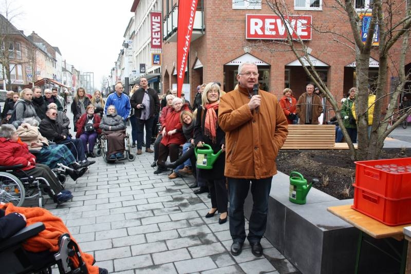Bürgermeister Klaus-Werner Jablonski weihte den neu gestalteten Platz vor dem City-Center ein.
