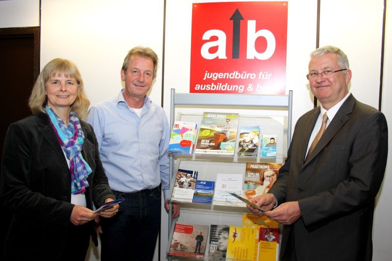 Bürgermeister Jablonski (rechts) begrüßte die Mitarbeiter in ihrem neuen Büro im Rathaus.