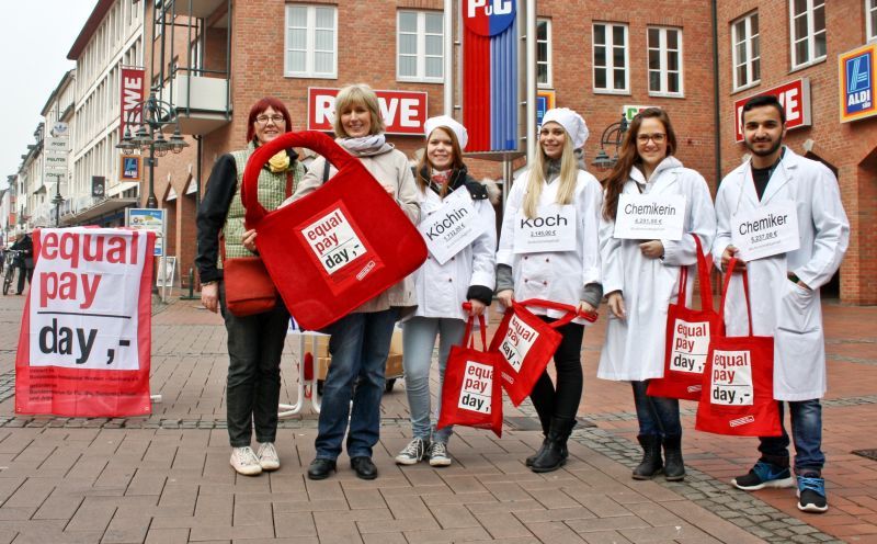Im letzten Jahr wurde in der Fußgängerzone für das Anliegen des  Equal Pay Day geworben.