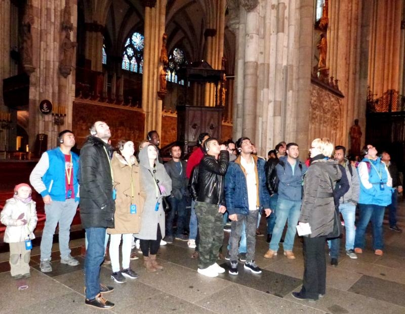 Eine Gruppe Flüchtlinge aus Troisdorf besuchte den Kölner Dom und lernte dabei auch noch Deutsch.