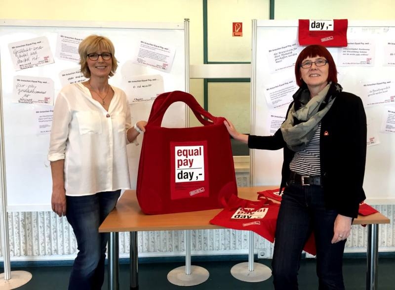 Sammelten Meinungen zum gleichen Lohn für Frau und Mann: Petra Römer-Westarp (links) und Karin Lapke-Fernholz.