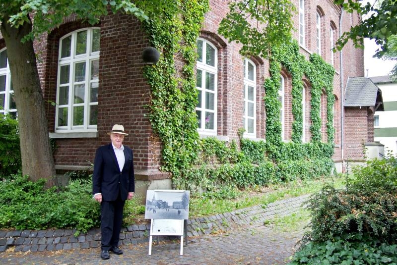 Kurt P. Schneider vor der Alten Schule am Sieglarer Marktplatz.