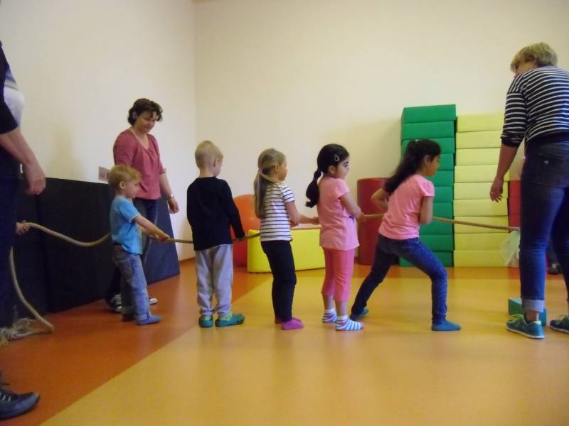 Kinder beim Tauziehen