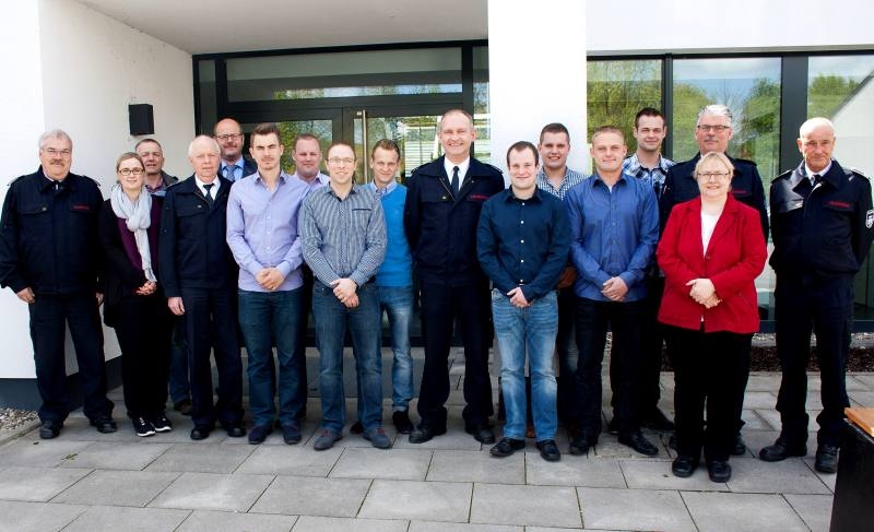 Neue Wehrleute für Troisdorf: 4 und 5 v.l. Hartwig Vogt und Horst Wende mit Kolleginnen und Kollegen und den acht Brandmeisteranwärtern.