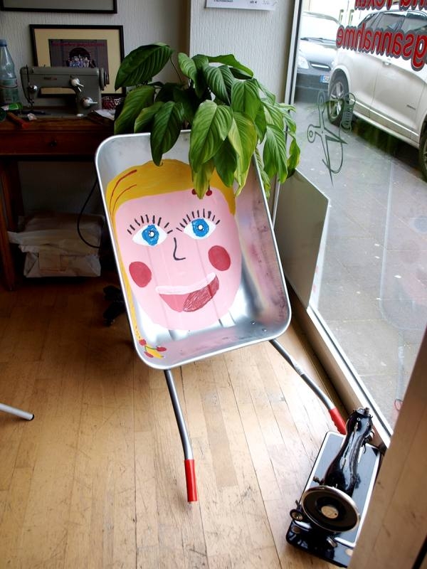 Fröhlicher Blick auf die Sieglarer Straße: Die Schubkarre in der Änderungsschneiderei Hanni.