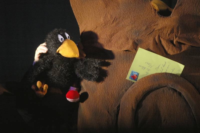 Der kleine Rabe bekommt Post.