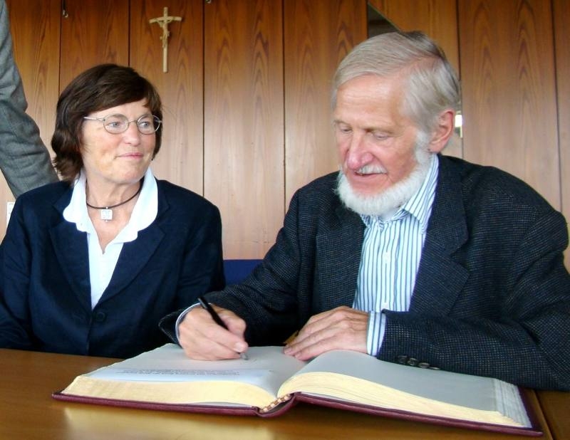 Rupert und Christel Neudeck trugen sich 2009 in das Goldene Buch der Stadt Troisdorf ein.