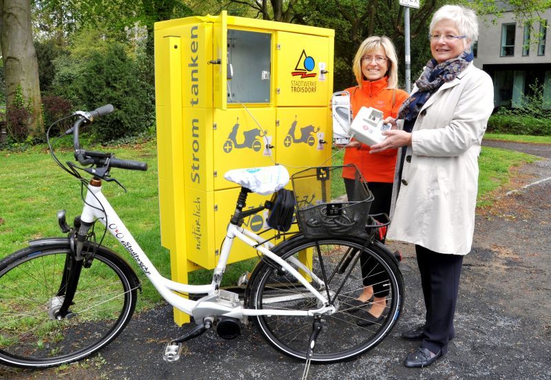 Andrea Vogt, Stadtwerke Troisdorf (links), und Troisdorfs Vizebürgermeisterin Angela Pollheim nahmen den Ladeschrank auf Burg Wissem in Betrieb.