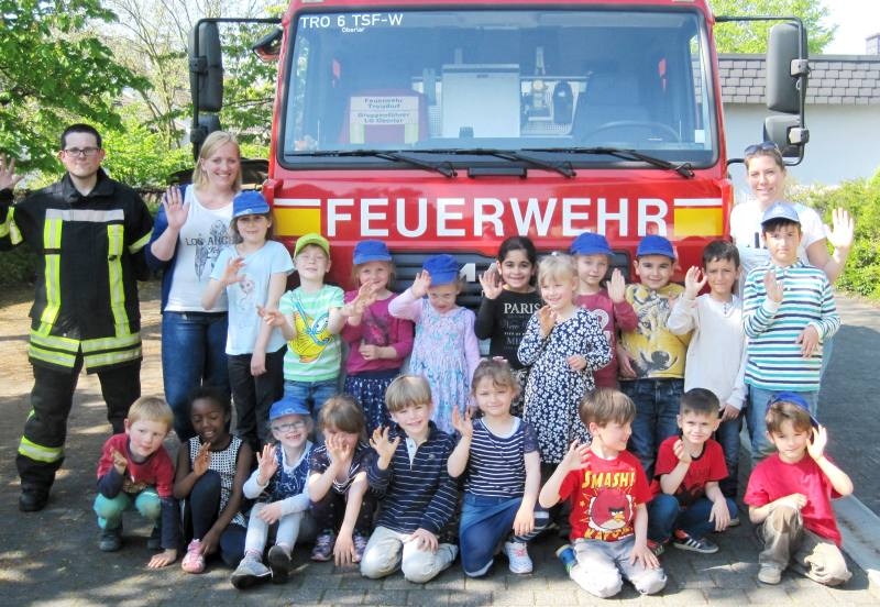 Wehrleute der Löschgruppe Oberlar kamen mit ihrem Löschfahrzeug zur Kita Daimlerstraße.