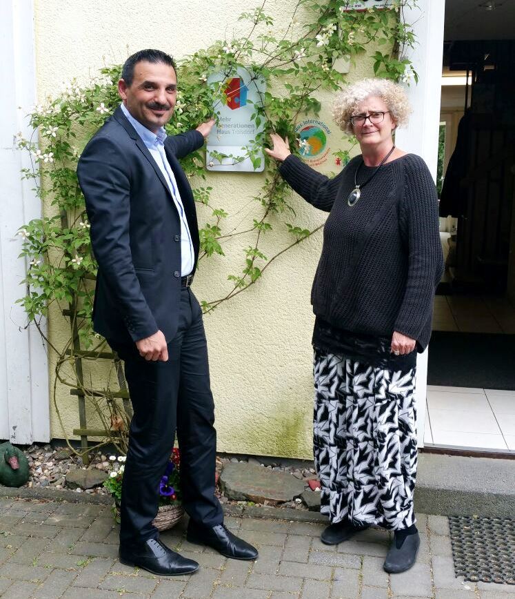 Erkan Zorlu im Gespräch mit der Leiterin des Hauses International an der Nahestraße, Claudia Hoffmann.
