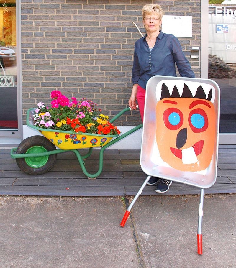 Freude über Kunst-Karren: Anne-Rose Schröder vor der Firma  Orth Fußböden in Oberlar.