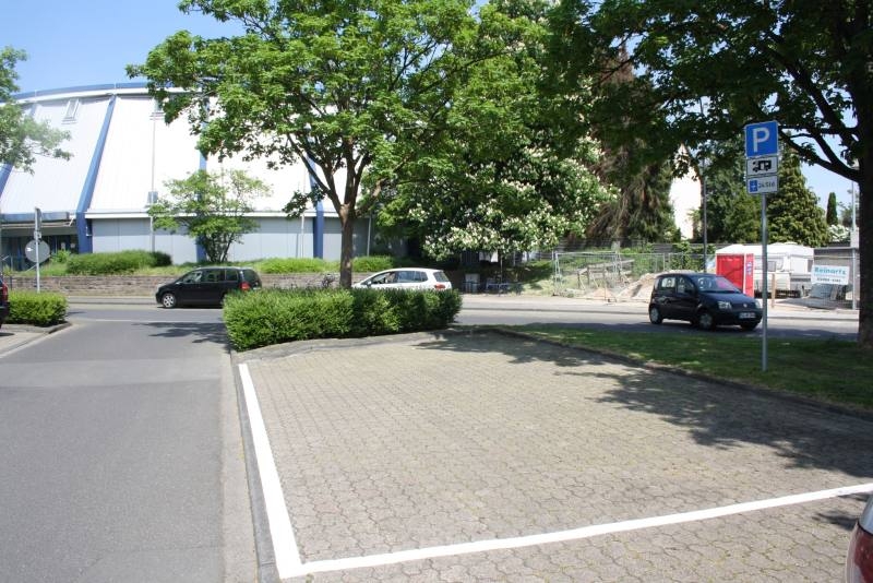 Vor der Rundsporthalle am Elsenplatz wurde ein Parkplatz für Wohnmobile eingerichtet.